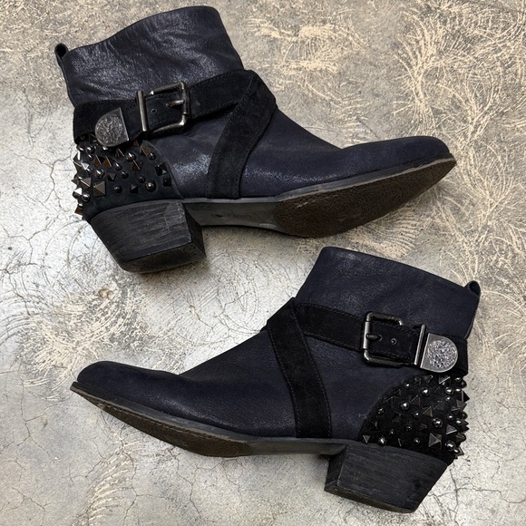 Vince Camuto Marcin black shimmer leather ankle boots - Picture 7 of 8